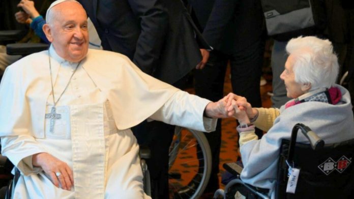 Papa Franjo poručio baki da ne 'inzistira' na krštenju unuka