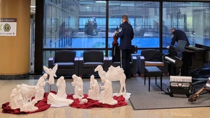 Jaslice uklonjene iz predvorja vojne bolnice