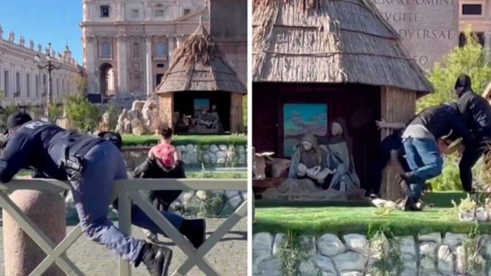 Ukrajinka pokušala ukloniti kipić Isusa iz jaslica u Vatikanu