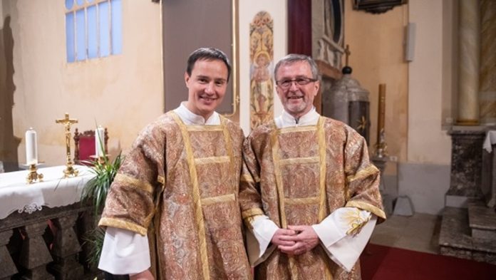 Sin đakona krenuo očevim stopama: Zaređen je za đakona
