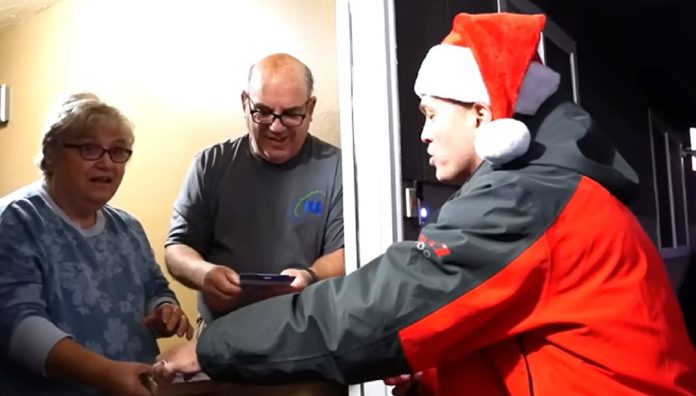 Djed Božićnjak predivno iznenadio gluhi bračni par koji je ostao bez posla