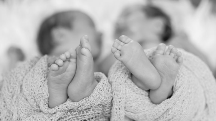 Bebe blizanci preminuli