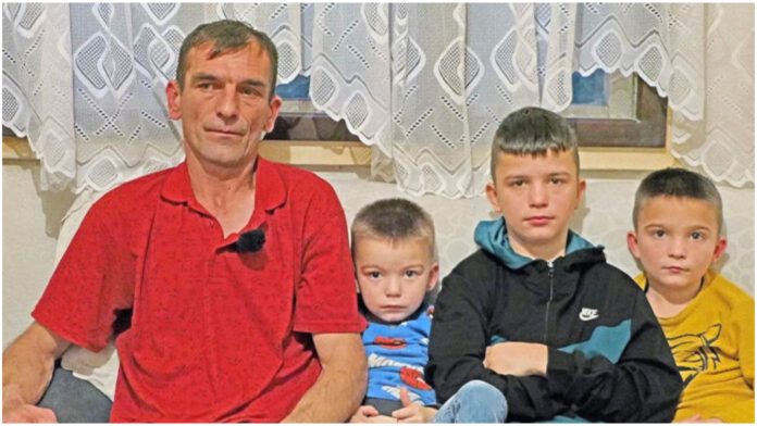 Teška priča samohranog oca iz BiH Bez ikakvog prethodnog upozorenja i očitog razloga, supruga ga je ostavila u sedmom mjesecu trudnoće i otišla u Prijedor , gdje se udala za drugog. Preporučujemo Nedostaje Bojan Stankić Nedostaje Bojan Stankić 