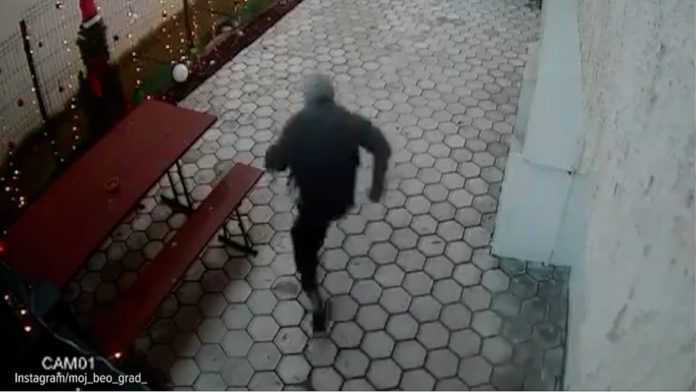 Mladići prate starije osobe u Beogradu