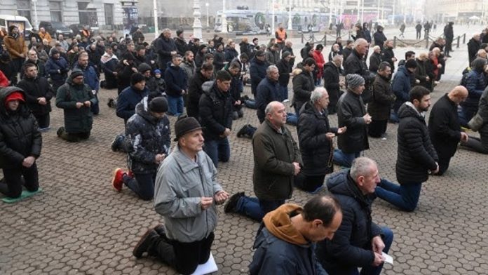 Fizički sukob između molitelja i prosvjednika na Trgu u Zagrebu