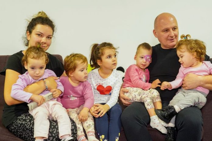 Iskra je sestra četvorki koja je preko noći morala odrasti