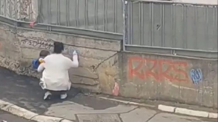 Snimka žene iz Srbije s djetetom u rukama masovno se dijeli na društvenim mrežama