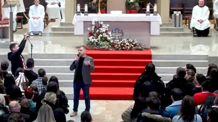 Ginekolog Oliver Vasilj u crkvi