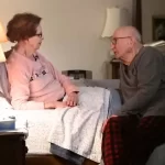 Stariji par čini istu stvar već 50 godina svake večeri prije spavanja Stariji par čini istu stvar već 50 godina svake večeri prije spavanja