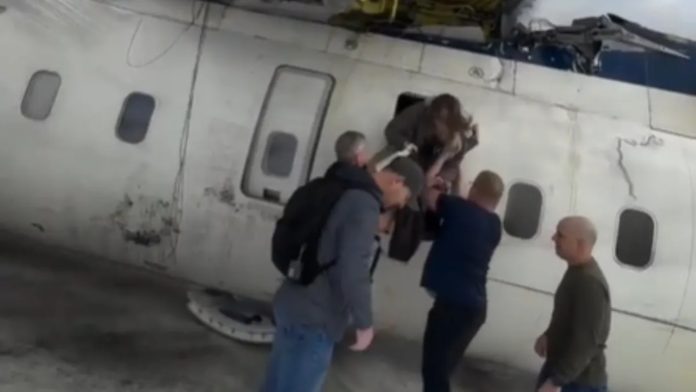 Putnici preživjeli prevrtanje aviona