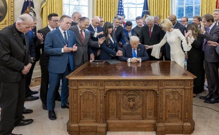 Vjerski vođe mole za Trumpa u Ovalnom uredu