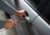 Uznemirujuća scena u Novom Sadu: Dijete ostavljeno samo u automobilu vrištalo i molilo prolaznike za pomoć Krstili su dijete, a lopov im ukrao novac, zlato i poklone iz automobila ispred restorana