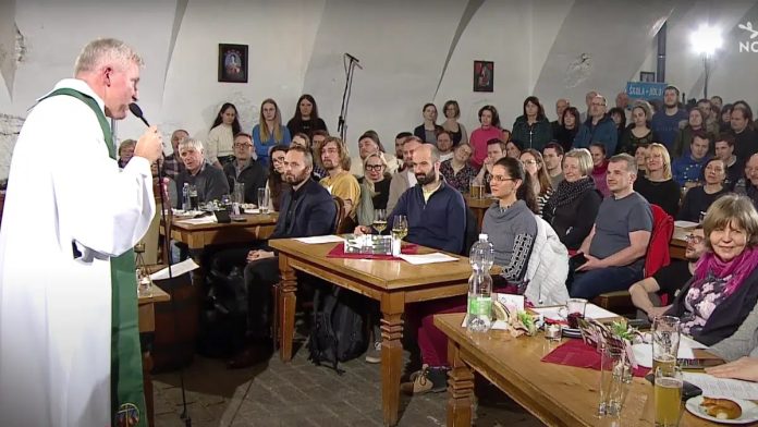 Češka biskupska konferencija zamjerila svećeniku što je slavio misu u baru s ljudima koji piju pivo