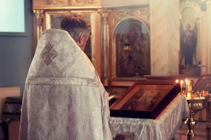 Vjernici gurnuli svećenika s oltara zbog sukoba oko liturgije