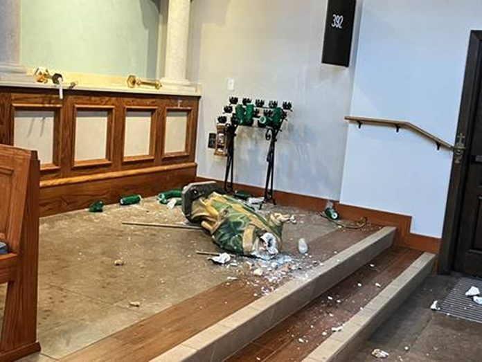 Vandalizirana katolička crkva: Na zidu napisana adresa sotonističke stranice