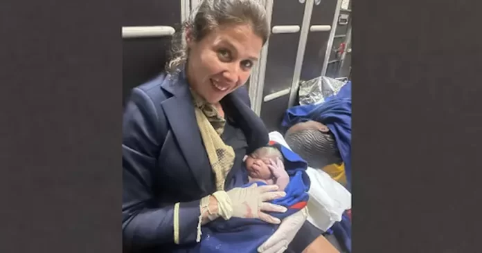 Žena rodila u avionu