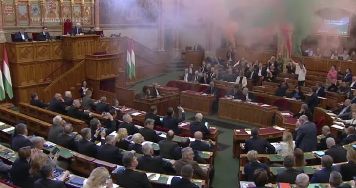 Mađari zabranili Povorku ponosa: Opozicija napravila kaos u parlamentu
