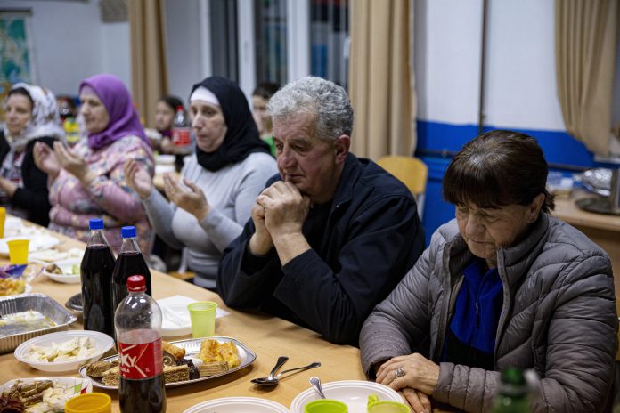 Svećenik u Hercegovini priredio iftar za susjede muslimane