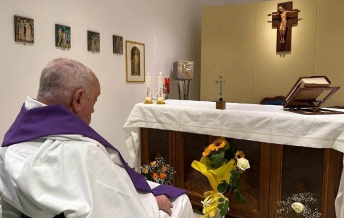 Papa Franjo polako vraća snagu u bolnici, no 