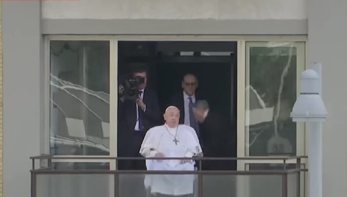 Papa Franjo je pozdravio vjernike i napustio bolnicu nakon 37 dana boravka