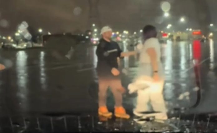 Muž zaustavio auto i izašao na kišu da učini nešto posebno za svoju ženu