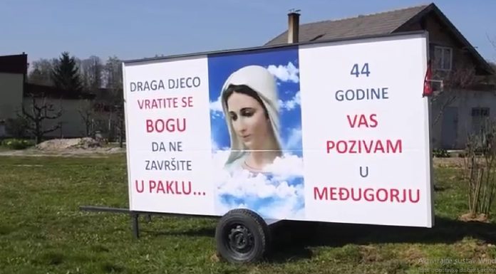 U dvorištu kuće u Koprivnici osvanuo plakat s neobičnom porukom od Gospe