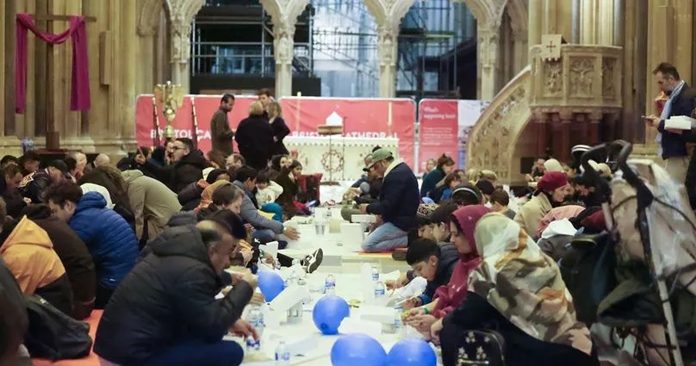 Muslimani došli u katedralu u Bristolu kako bi prekinuli post iftarom