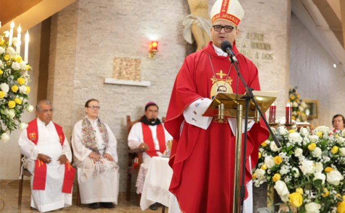 Anglikanska biskupica s katoličkim svećenicima