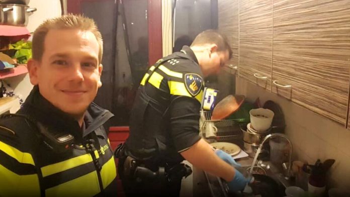 Dvojica policajaca nahranila djecu