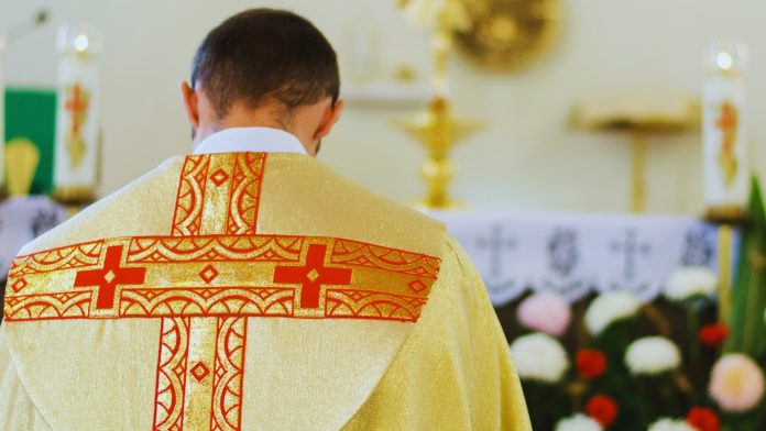 Muslimanski tinejdžer izbo svećenika sedam puta