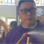 Svećenik blagoslovio vjernike svetom vodom na nikad viđeni način