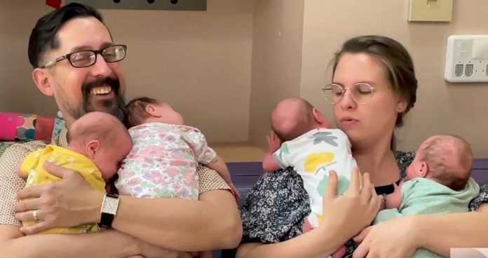 Ovaj bračni par je čekao svoje treće dijete, no rodile su se četiri identične bebe