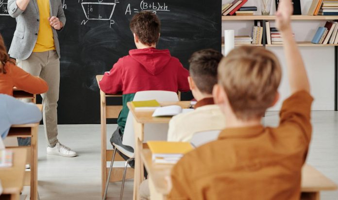 Čuvar škole u Splitu fizički nasrnuo na djecu: Jednog dječaka je ošamario