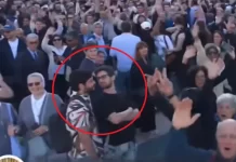 Gej par na papinoj inauguraciji čekao trenutak da svima pokaže poljubac