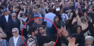 Gej par na papinoj inauguraciji čekao trenutak da svima pokaže poljubac