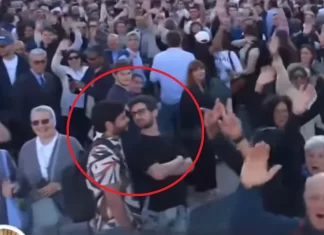 Gej par na papinoj inauguraciji čekao trenutak da svima pokaže poljubac