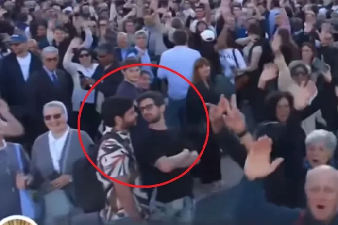Gej par na papinoj inauguraciji čekao trenutak da svima pokaže poljubac