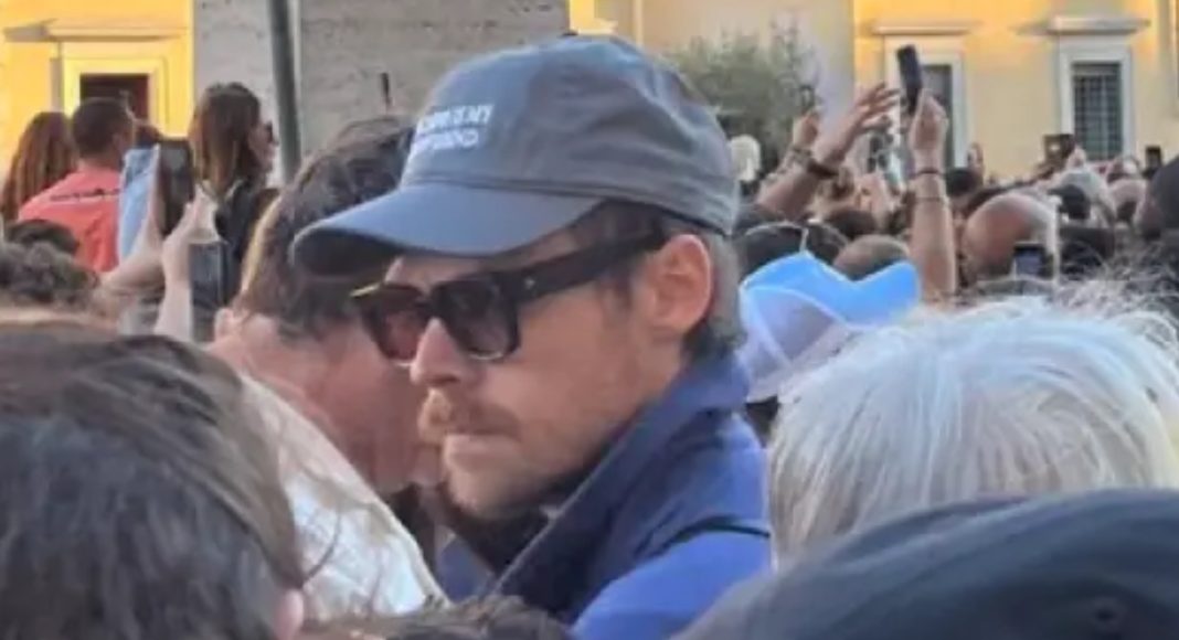 Pjevač Harry Styles snimljen na Trgu svetog Petra