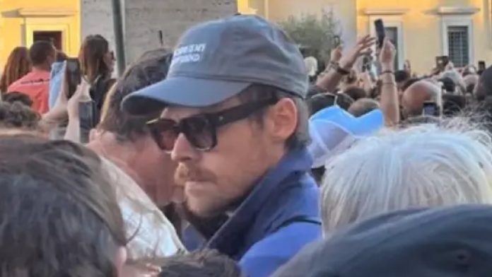 Pjevač Harry Styles snimljen na Trgu svetog Petra