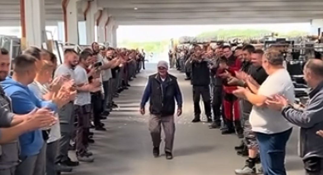 Kolege ispratili radnika u mirovinu na poseban način