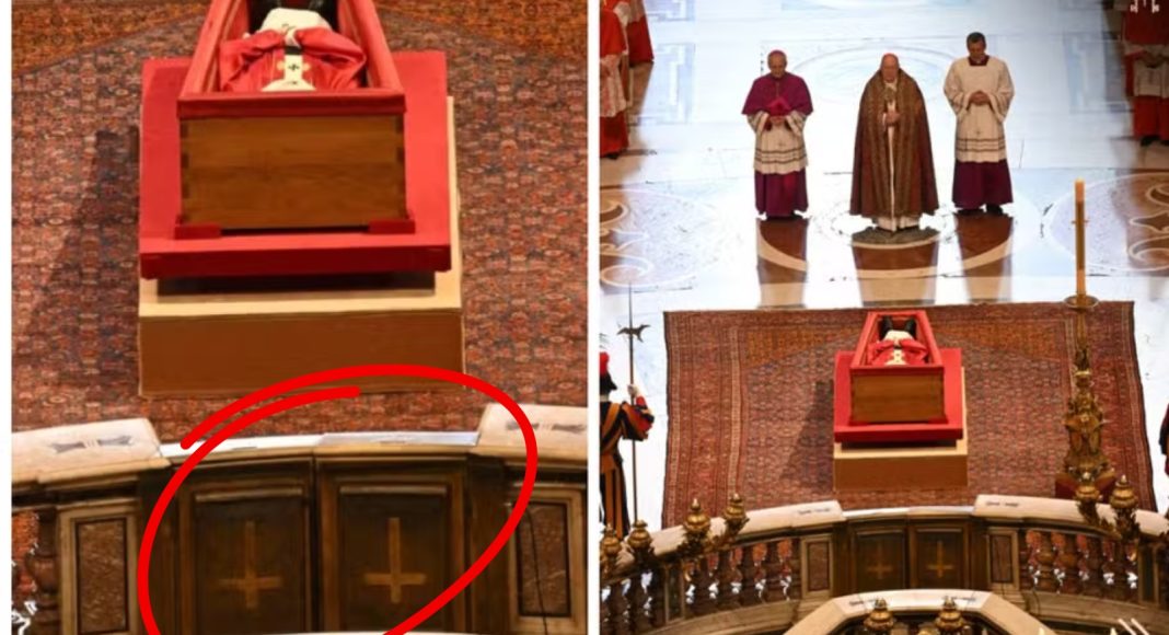 Križevi okrenuti naopako u Vatikanu