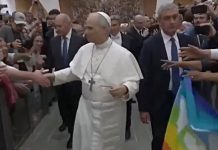 Papa zastava u duginim bojama