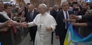 Papa zastava u duginim bojama