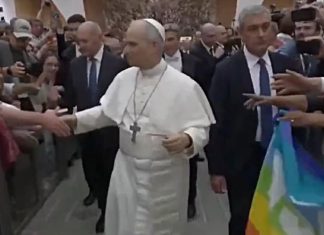 Papa zastava u duginim bojama
