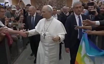Papa zastava u duginim bojama