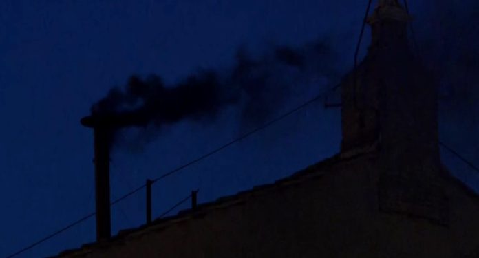 Izašao crni dim iznad Sikstinske kapele: Papa nije izabran u prvom glasanju