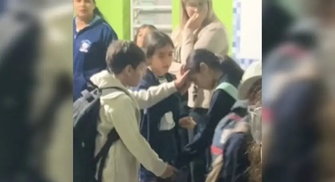 Otac se iznenadio kada je vidio kako se druga djeca gorljivo mole za njegovu kćer