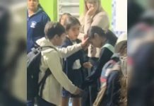 Otac se iznenadio kada je vidio kako se druga djeca gorljivo mole za njegovu kćer