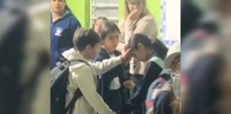 Otac se iznenadio kada je vidio kako se druga djeca gorljivo mole za njegovu kćer