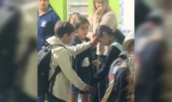 Otac se iznenadio kada je vidio kako se druga djeca gorljivo mole za njegovu kćer